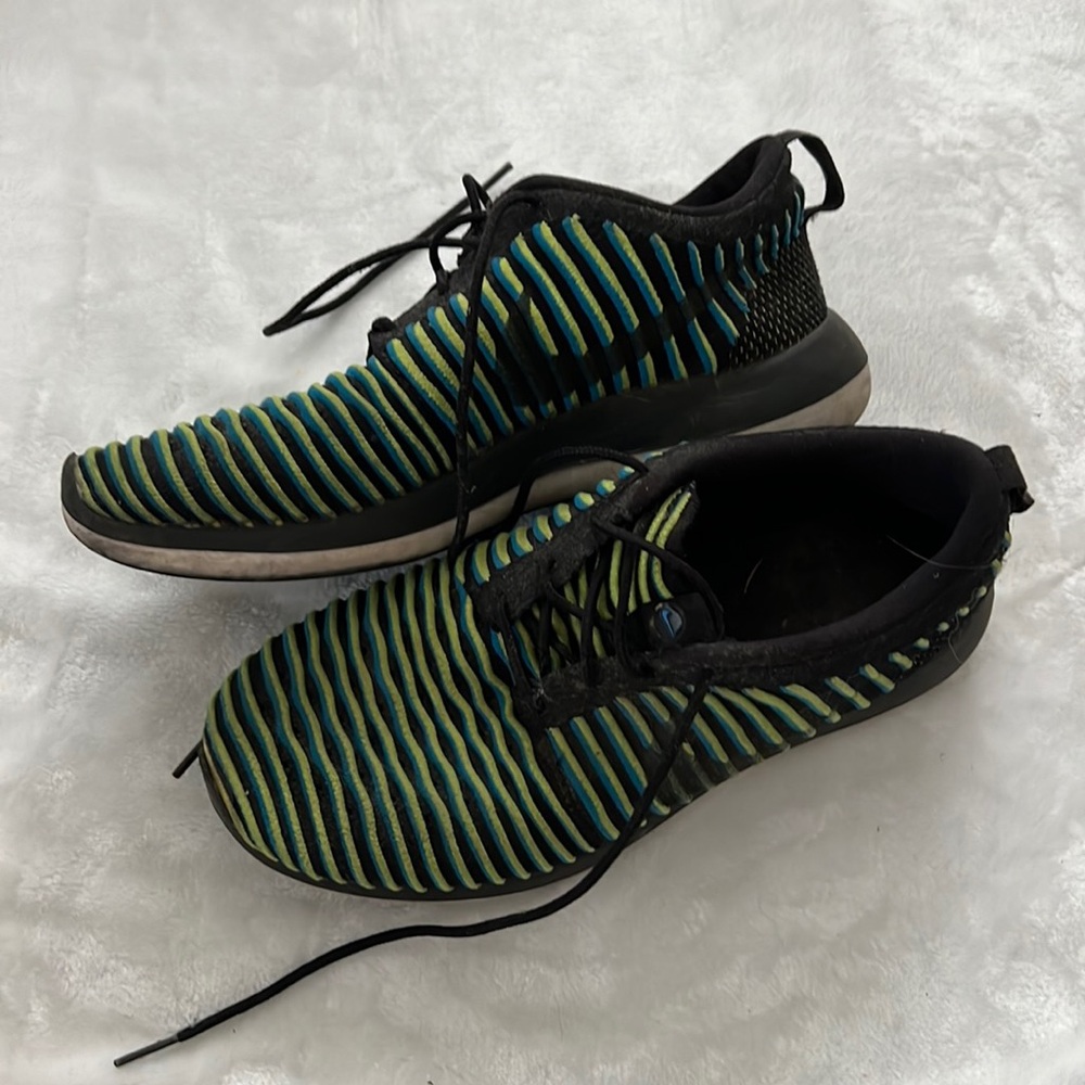 Nike Roshe Two FlyKnit Vibrant Striped Sneakers Sz-8 used condition.